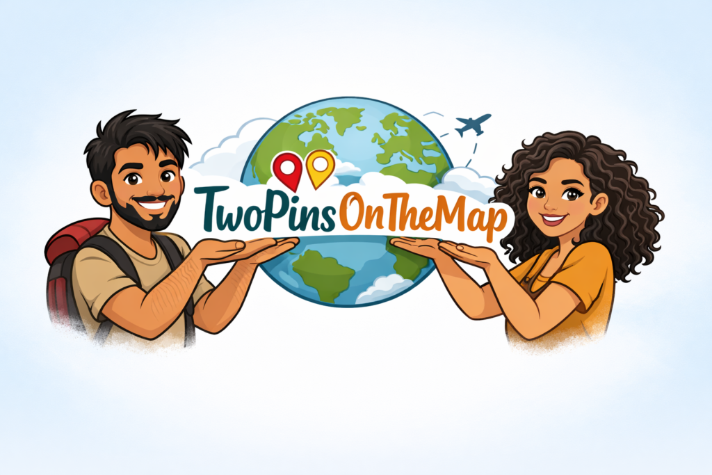 Logo TwoPinsOnTheMap – blog di viaggi di coppia con illustrazione di due viaggiatori che reggono un mappamondo